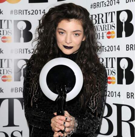 La jeune Lorde avait misé sur la sobriété : noir, noir et encore NOIR