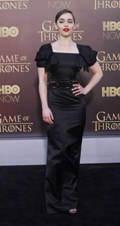 Vêtue de noir, Emilia Clarke (Daenerys Targaryen), a laissé sa perruque blonde au placard !