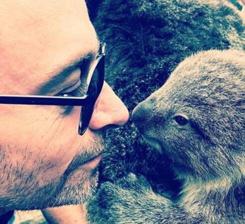 Non loin de là, Hugh Jackman était à deux doigts de faire un bisou esquimau à un koala. 
