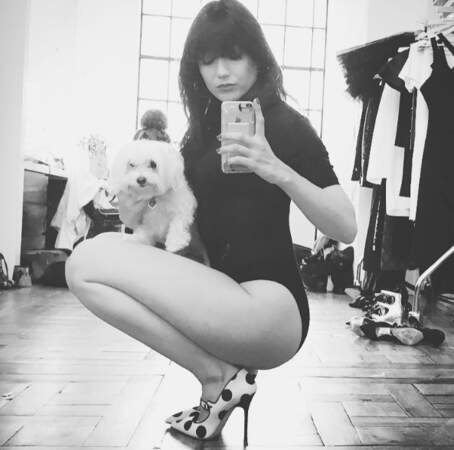 Petit selfie sexy et canin pour Daisy Lowe. 
