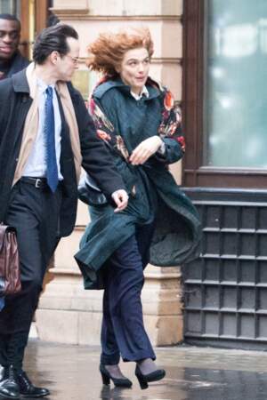 Rachel Weisz les cheveux au vent sur le tournage de "Denial" à Londres