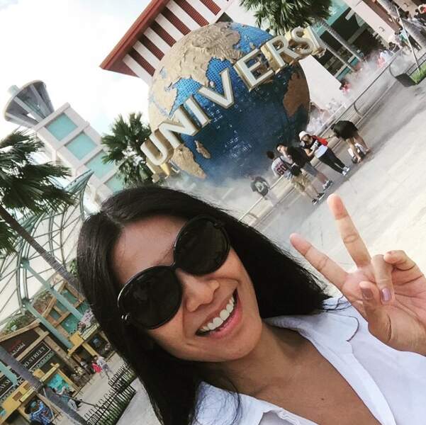 La chanteuse Anggun a fait un tour au parc Universal de Singapour.