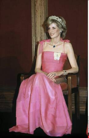 Diana porte la tiare de la famille Spencer et une robe Victor Edelstein lors d'un banquet à Brisbane