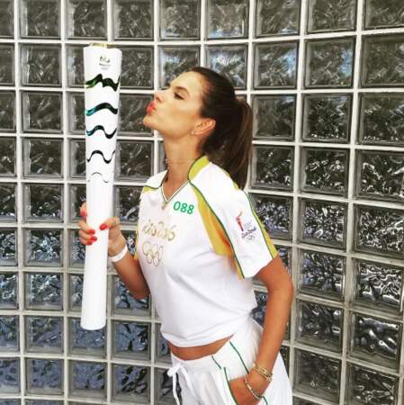 ... où la top-model brésilienne Alessandra Ambrosio a eu l'honneur de porter la flamme olympique. 