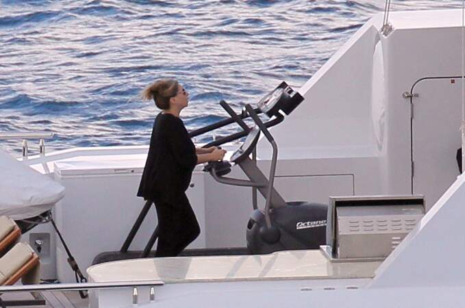 C'était l'heure du jogging pour Barbra Streisand, qui préfère donc courir sur son yatch plutôt que sur la plage. 