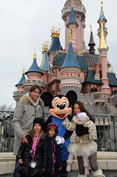 Pendant ce temps, Maxwell pose avec sa femme Giulia Andrade et leurs trois filles : Maria, Valentina et Mannuella