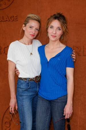 Les deux actrices Alix Poisson et Charlie Bruneau ont fait le déplacement à la porte d'Auteuil !