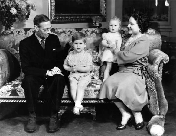 Papy George VI et Mamy la reine Elizabeth sont heureux grâce à leurs deux petits-enfants