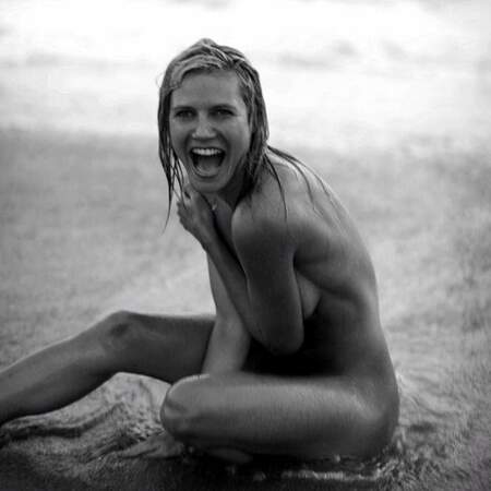 Heidi Klum aime poser nue aussi. On aime bien aussi. 