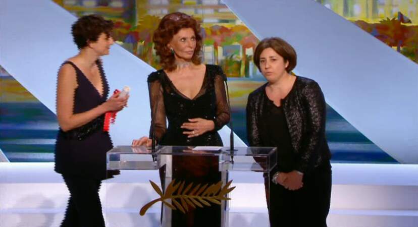 Dans la catégorie "transparence": Sophia Loren ( au centre), décolletée et bras en transparence 