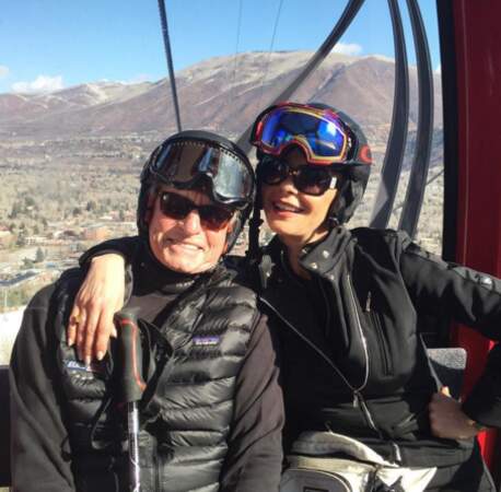 Les amoureux Catherine Zeta-Jones et Michael Douglas sont au ski. 