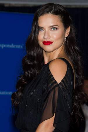 Le top-model brésilien Adriana Lima hypnotise le tapis-rouge 