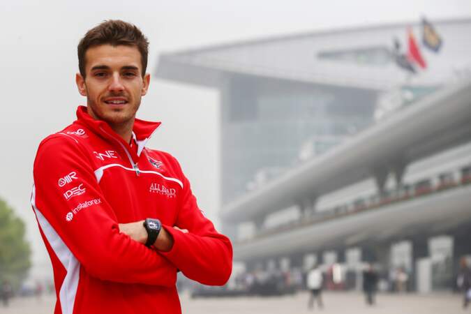 Le pilote de F1 Jules Bianchi, dans le coma après un accident, a succombé à ses blessures à l'âge de 25 ans.