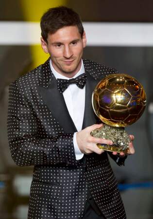 Lionel Messi a tenté un mélange costard-maillot à pois... Osé !