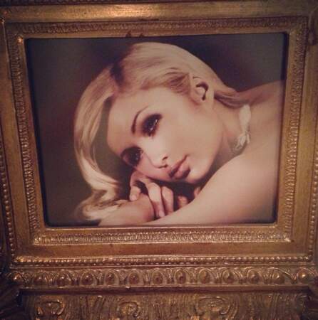 Qui à part Paris Hilton a un portrait géant de lui dans sa maison ?