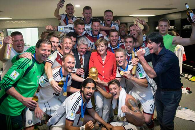 Angela Merkel, telle une petite fille au milieu de l'équipe d'Allemagne ! 