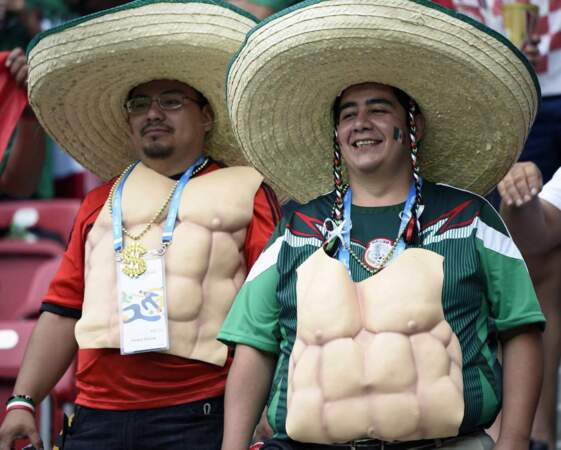 Ils sont drôlement musclés les supporters du Mexique ! 