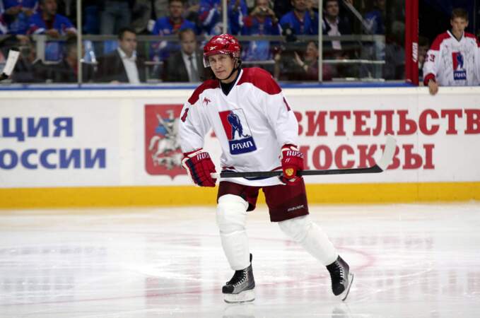 Vladimir fait du hockey sur glace avec une tunique blanche.