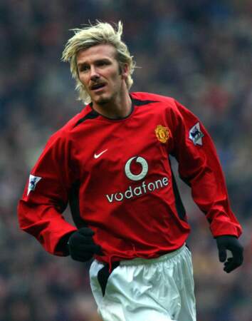 À Manchester, David Beckham se lance dans le blond peroxydé et la coupe longue
