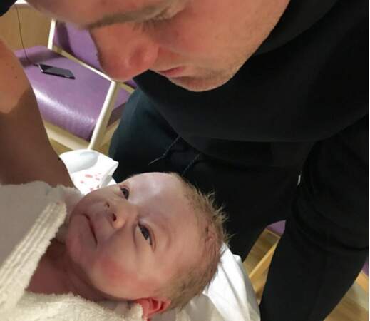 Wayne Rooney présente Kit Joseph, né en janvier 2016, au monde…