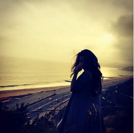 Selena Gomez contemple l'immensité de l'océan...