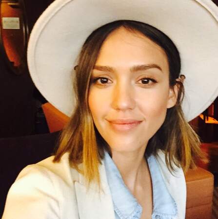 Jessica Alba pose avec un nouveau chapeau...