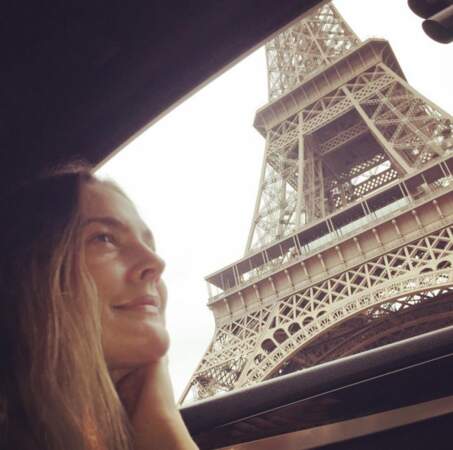 Drew Barrymore montre son amour pour Paris.