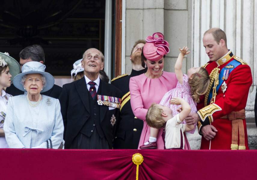 Le prince George et la princesse Charlotte se sont fait remarquer au balcon de Buckingham Palace