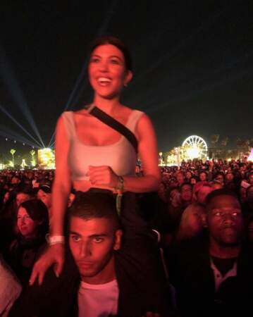 L'amour, c'est porter sa chérie pendant tout le show de Beyoncé à Coachella. N'est-ce pas Younes Bendjima ? 