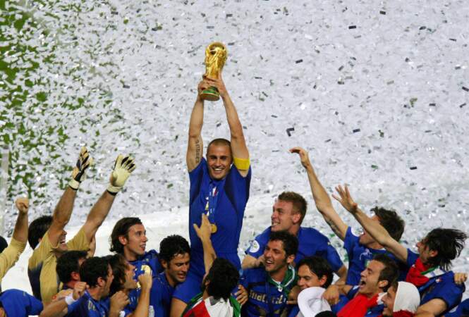 2006 - Fabio Cannavaro, capitaine de l'Italie vainqueur face à la France
