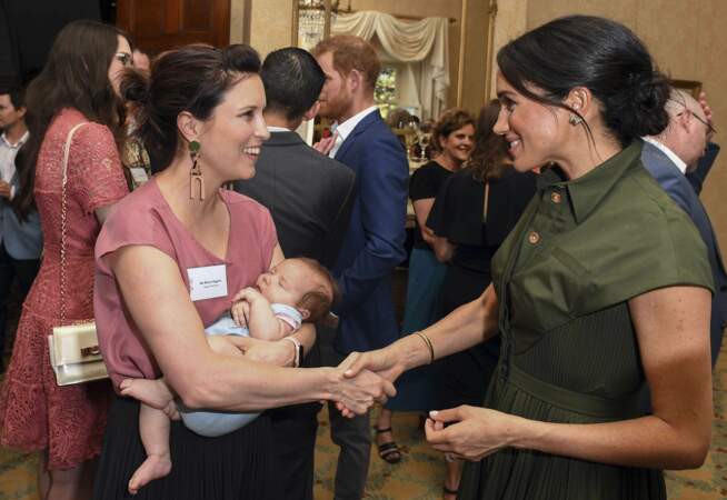 Meghan Markle discute avec la chanteuse australienne Missy Higgins qui tient dans ses bras son bébé de 9 semaines
