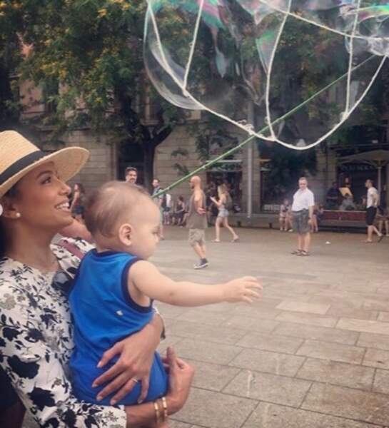 Eva Longoria et le petit Santiago ont fait mumuse avec des bulles à Barcelone. 