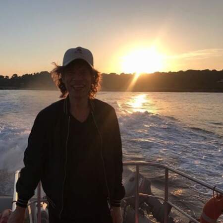 Mick Jagger profite du soleil couchant dans le sud de la France. 