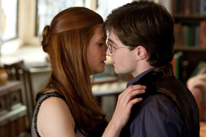 Harry va tomber sous le charme de Ginny Weasley, la petite soeur de son meilleur ami Ron