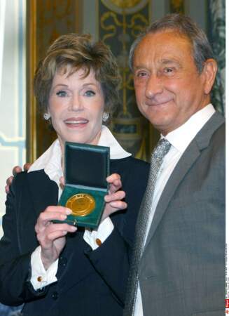 Jane Fonda reçoit en 2010, des mains de Bertrand Delanoë, la médaille de la Ville de Paris
