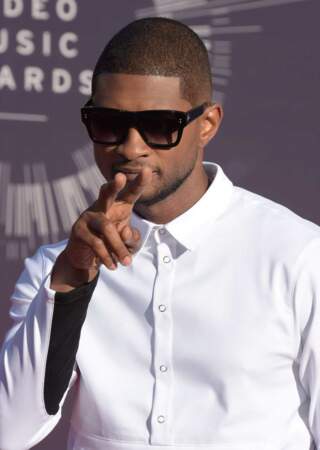 Usher, sobre et efficace dans sa chemise blanche.