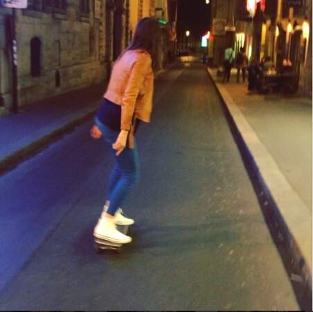 Mais qui est cette jeune femme en train de faire du skate dans les rues de Paris ? 