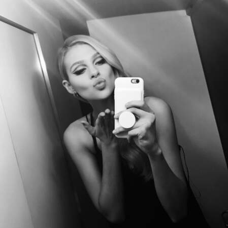 Très active sur les réseaux sociaux, elle poste des milliers de selfie de sa personne sur Instagram 
