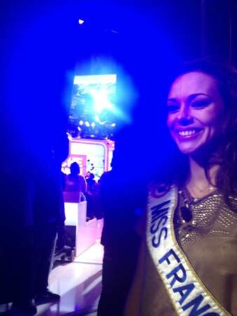 Miss France attend patiemment son tour dans les coulisses de Touche pas à mon poste