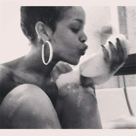 Rihanna aime partager son intimité, comme là, où elle prend son bain