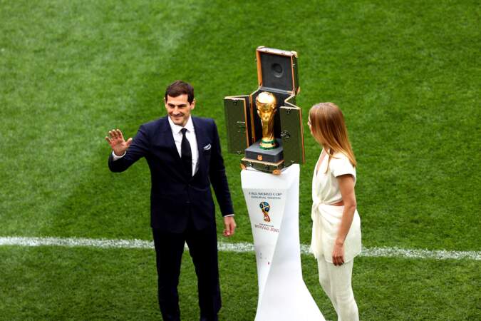 L'ancienne gloire espagnole Iker Casillas a présenté le trophée
