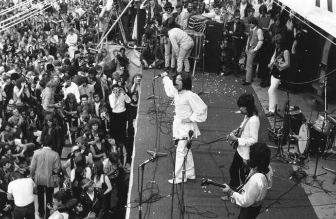 Mick Jagger sur scène lors d'un concert gratuit à Hyde Park en mémoire de Brian Jones 