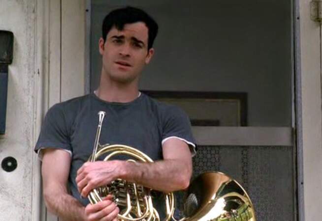Jamais le cor n'aura été aussi sexy qu'avec Joe (Justin Theroux), le voisin de Brenda. 