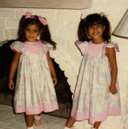 Mais qui sont ces deux jolies petites filles ? Kim et Kourtney Kardashian !  