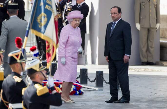 La reine Elisabeth II et François Hollande lors des commémorations du 70e anniversaire du Débarquement