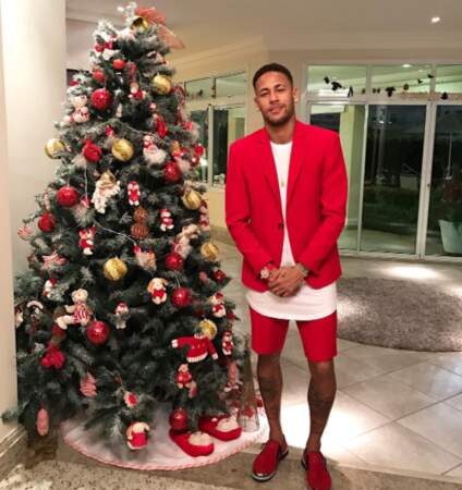 Tout de rouge vêtu, Neymar était en mode Père Noël, chez lui au Brésil.