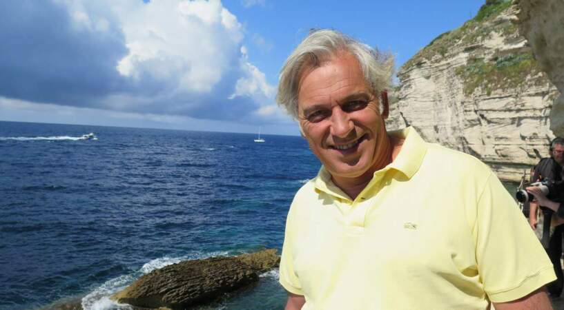 Stéphane Thébaut (La maison France 5) présente certains numéros dans des coins paradisiaques. La Corse...