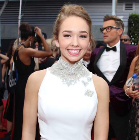 Holly Taylor (The Americans), tout sourire.