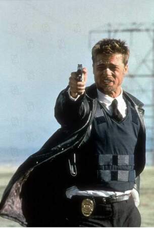 En 1995 dans Seven, le thriller psychologique de David Fincher,  Brad Pitt tente de venger sa femme aux côtés de Morgan Freeman.