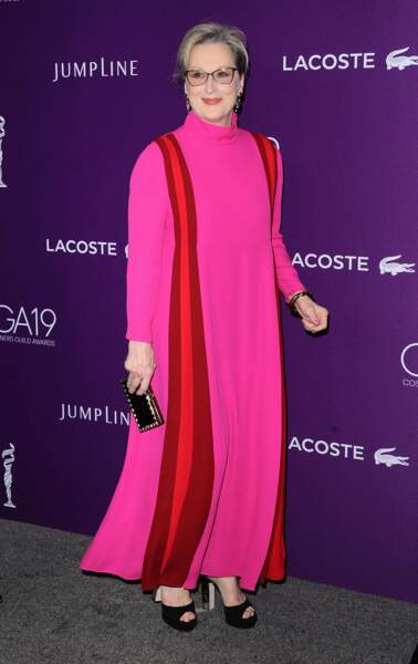 Meryl Streep porte toujours des robes au style bien particulier. Le 21 février elle arborait une robe rose fuchsia 